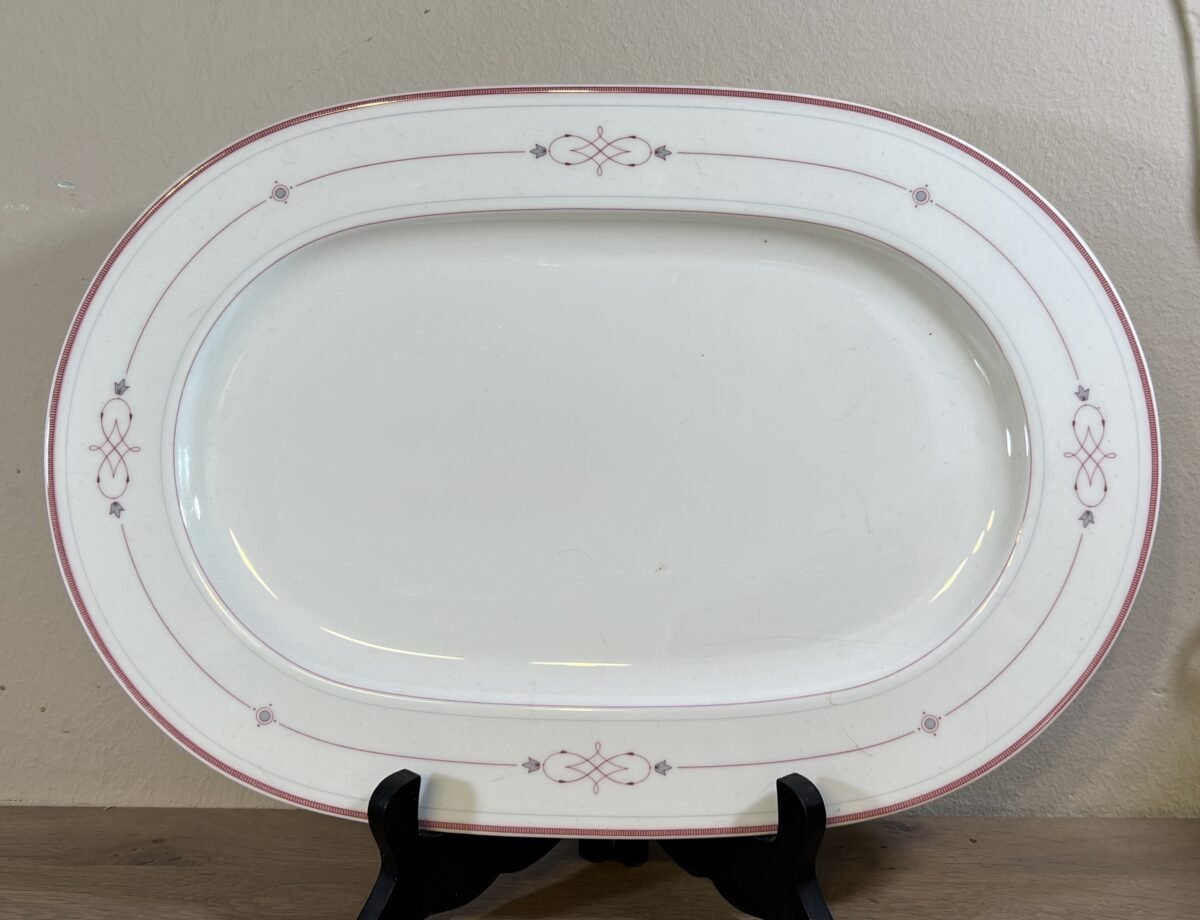 <p>Schaal - ovaal model - Villeroy & Boch - porselein servies gemaakt tussen 1980 en 2005 - décor ARAGON in gestileerd rood/roze</p> - Villeroy & Boch