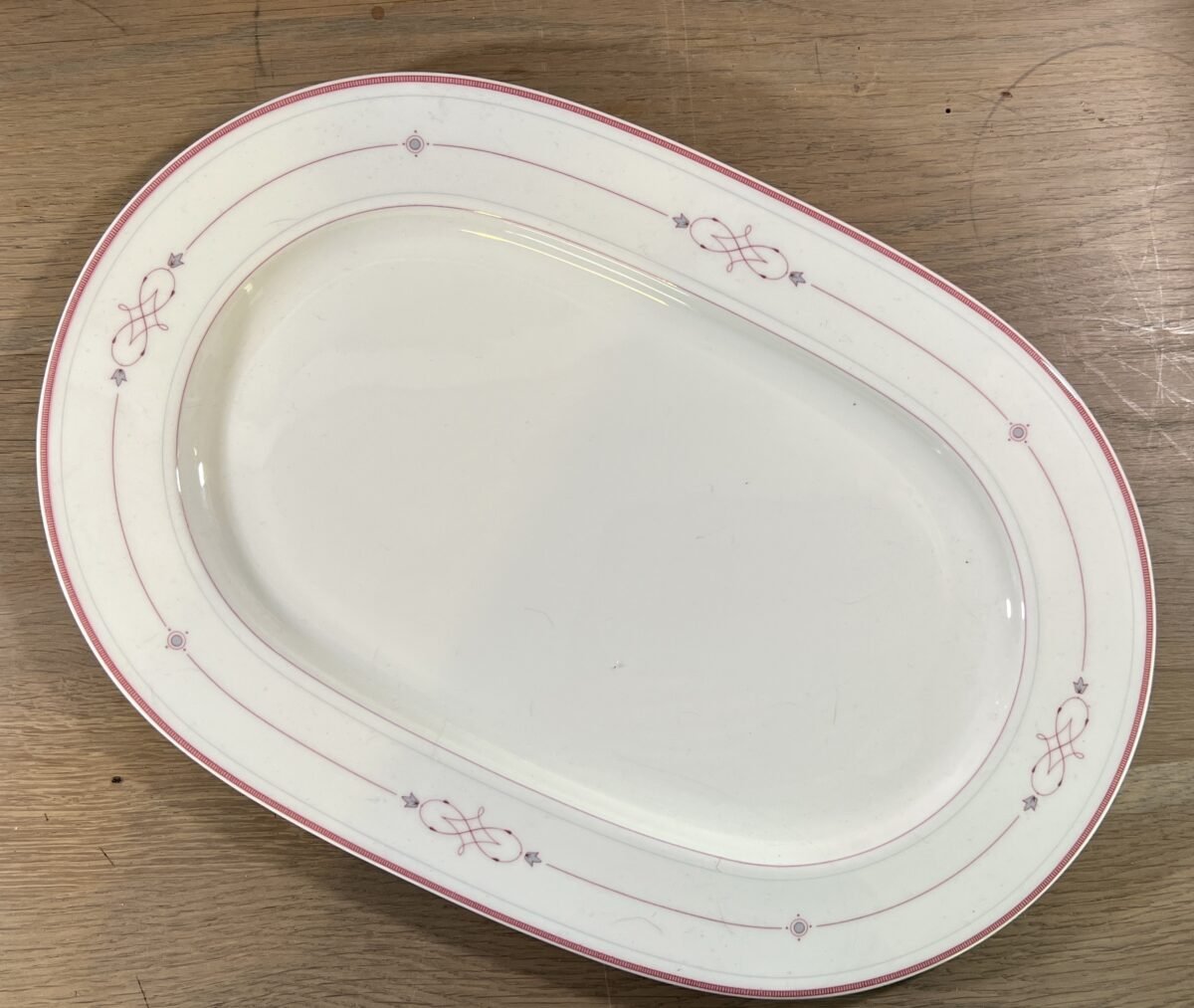 <p>Schaal - ovaal model - Villeroy & Boch - porselein servies gemaakt tussen 1980 en 2005 - décor ARAGON in gestileerd rood/roze</p> - Villeroy & Boch