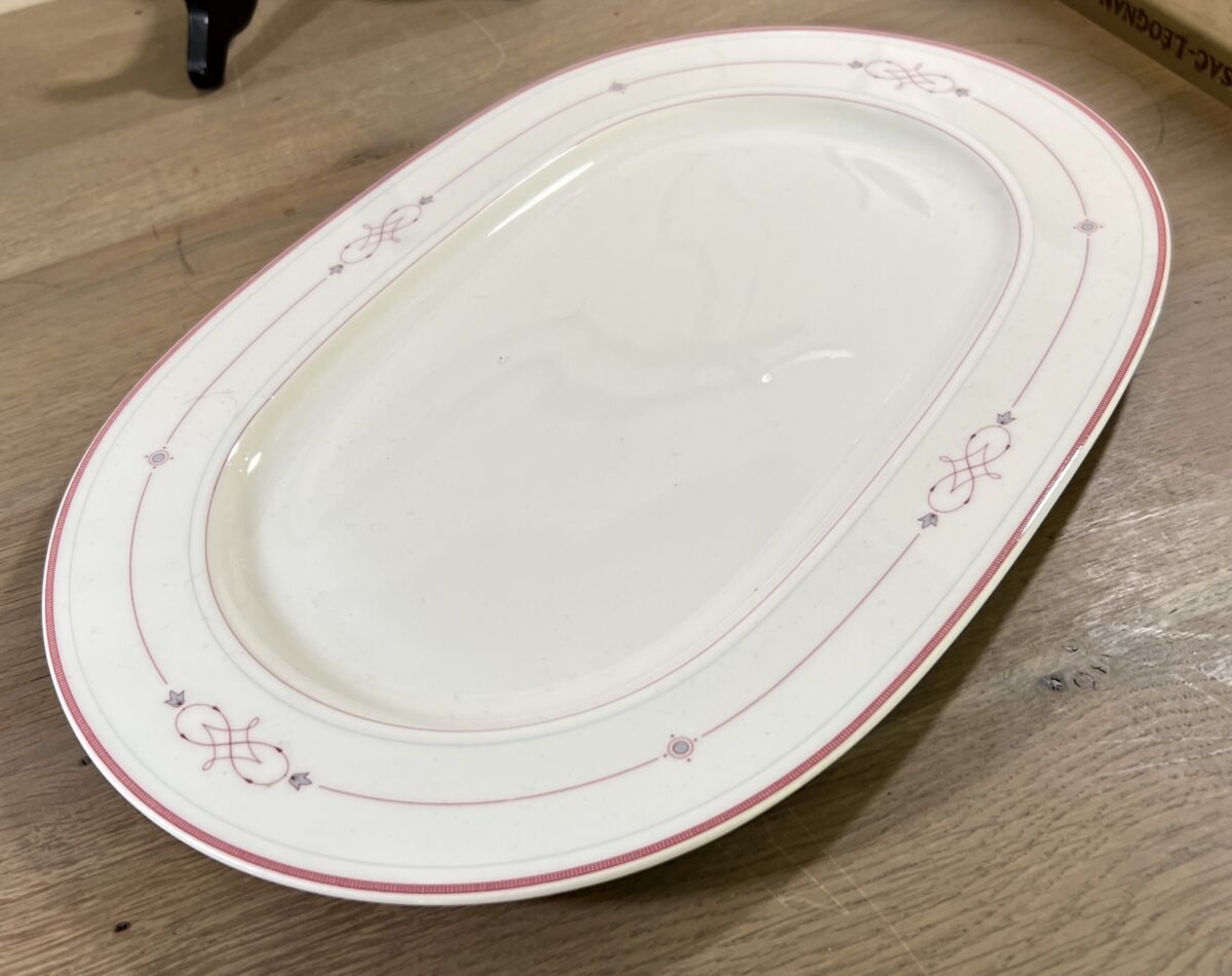 <p>Schaal - ovaal model - Villeroy & Boch - porselein servies gemaakt tussen 1980 en 2005 - décor ARAGON in gestileerd rood/roze</p> - Villeroy & Boch