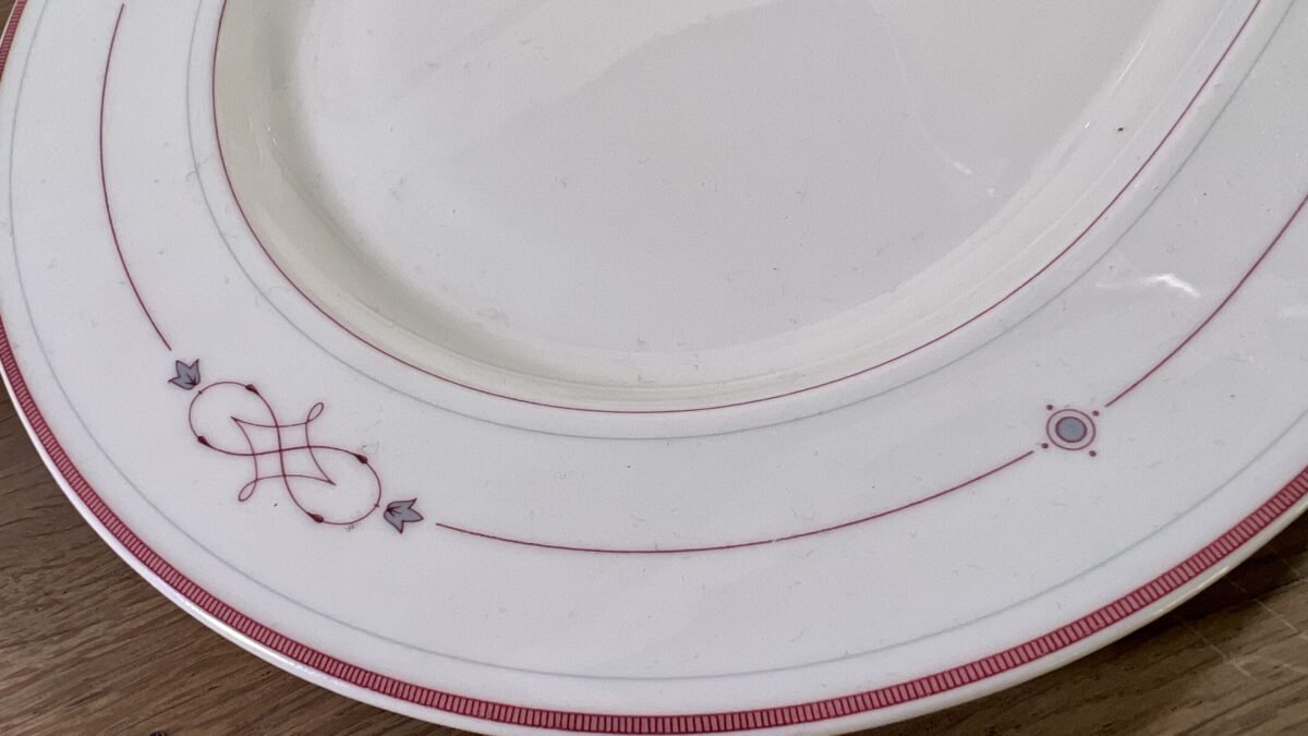 <p>Schaal - ovaal model - Villeroy & Boch - porselein servies gemaakt tussen 1980 en 2005 - décor ARAGON in gestileerd rood/roze</p> - Villeroy & Boch