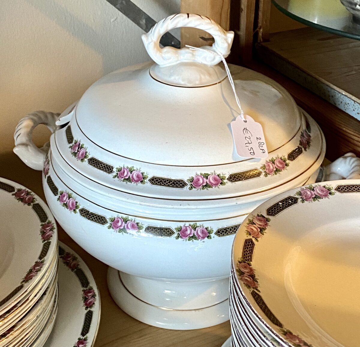 <p>Terrine – Boch – decor roosjesrand</p> - Boch