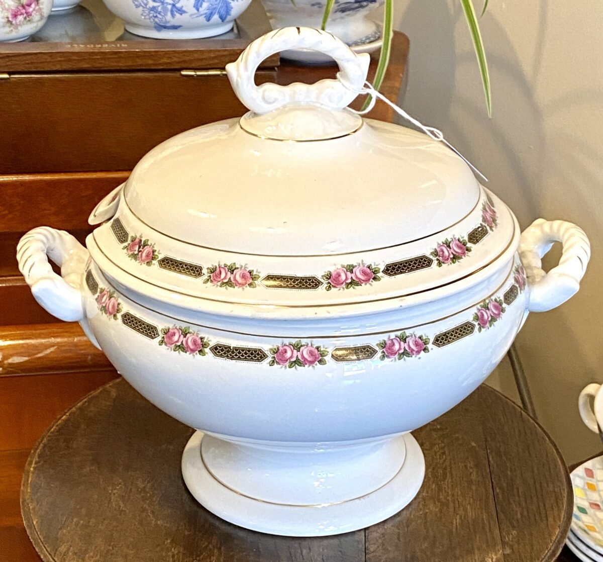 <p>Terrine – Boch – decor roosjesrand</p> - Boch