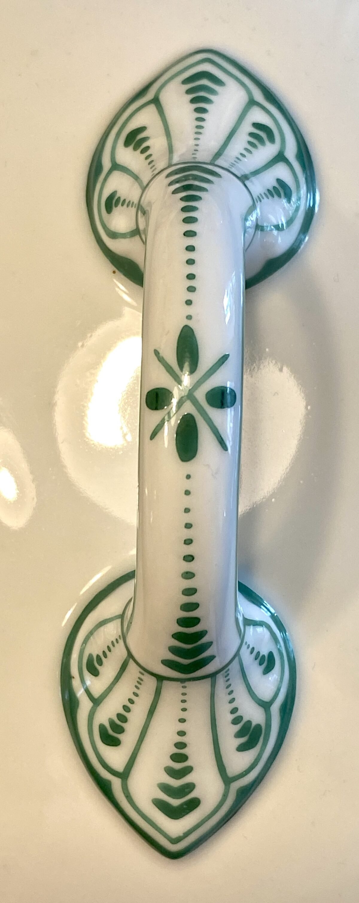 <p>Terrine - groot model - zwaar porselein - ongemerkt - wit met groene strepen</p> - Onbekend
