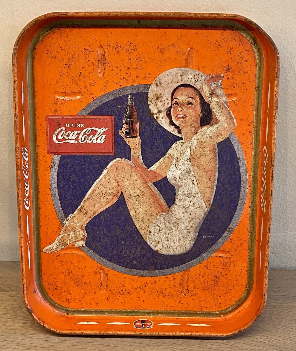<p>Dienblad - rechthoekig - COCA-COLA - afbeelding van een zittende dame</p> - Brocante