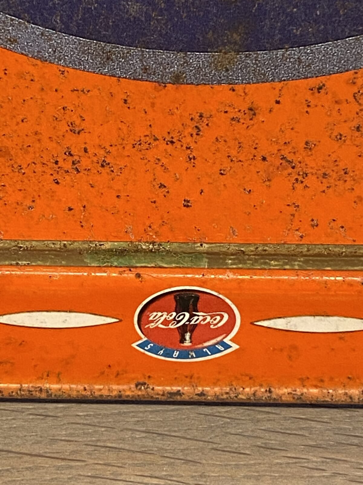 <p>Dienblad - rechthoekig - COCA-COLA - afbeelding van een zittende dame</p> - Brocante