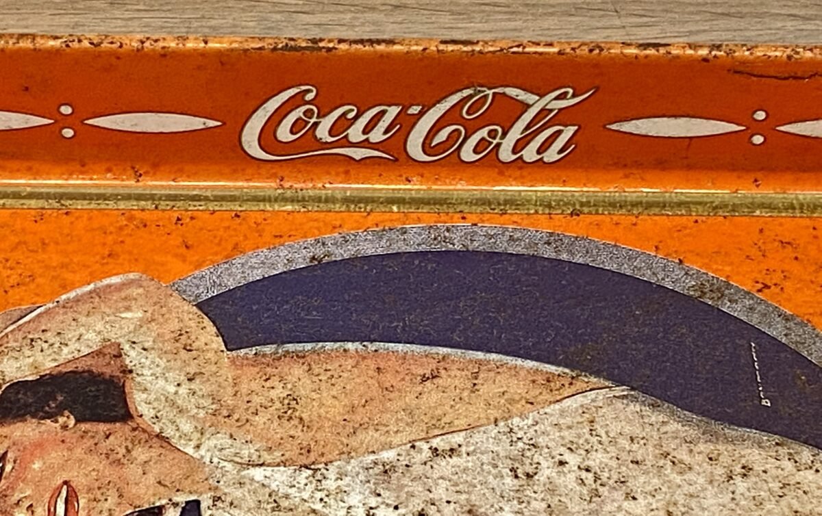 <p>Dienblad - rechthoekig - COCA-COLA - afbeelding van een zittende dame</p> - Brocante