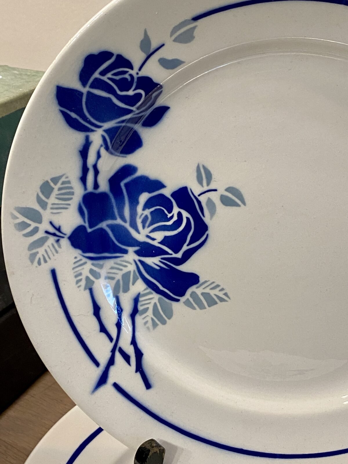 <p>Dinerbord - Badonviller - decor ROSES in blauw</p> - Badonviller