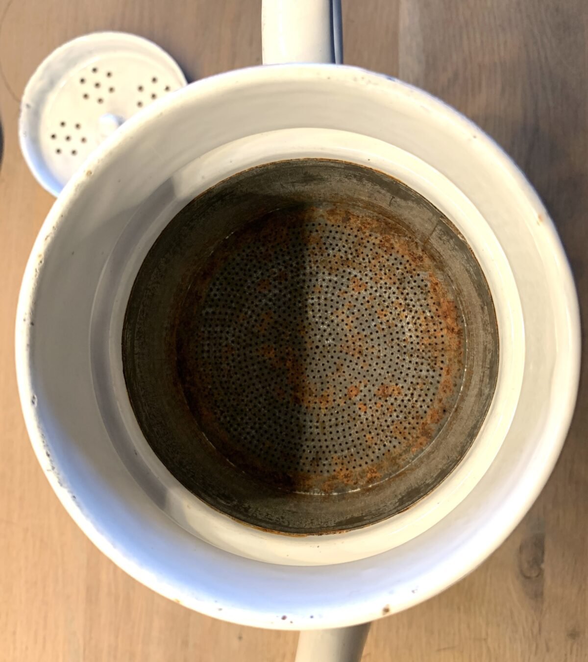 <p>Koffiekan plus filter - wit emaille met goudkleurige strepen decoratie - ongemerkt, waarschijnlijk Frans</p> - Brocante