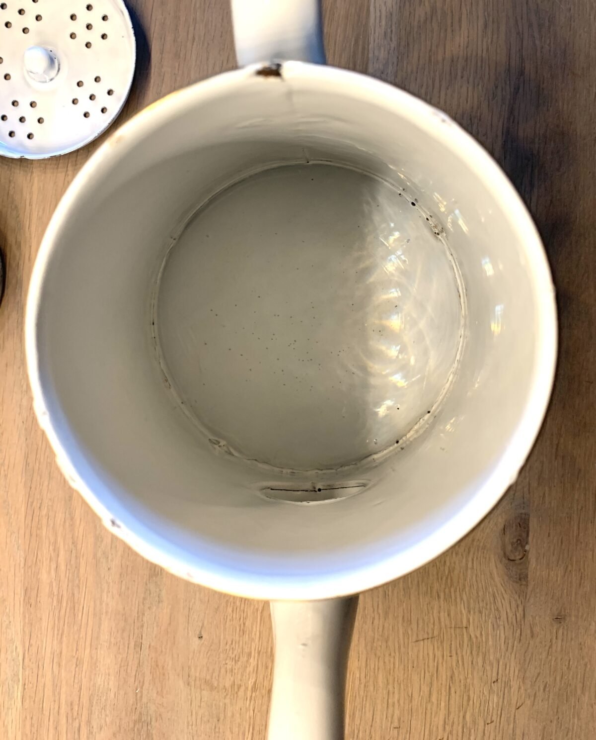 <p>Koffiekan plus filter - wit emaille met goudkleurige strepen decoratie - ongemerkt, waarschijnlijk Frans</p> - Brocante