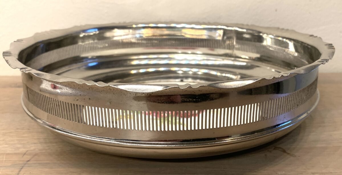 <p>Fruitschaaltje / Bonbonschaaltje met verchroomd metalen rand en aardewerk bodemdeel</p> - Brocante