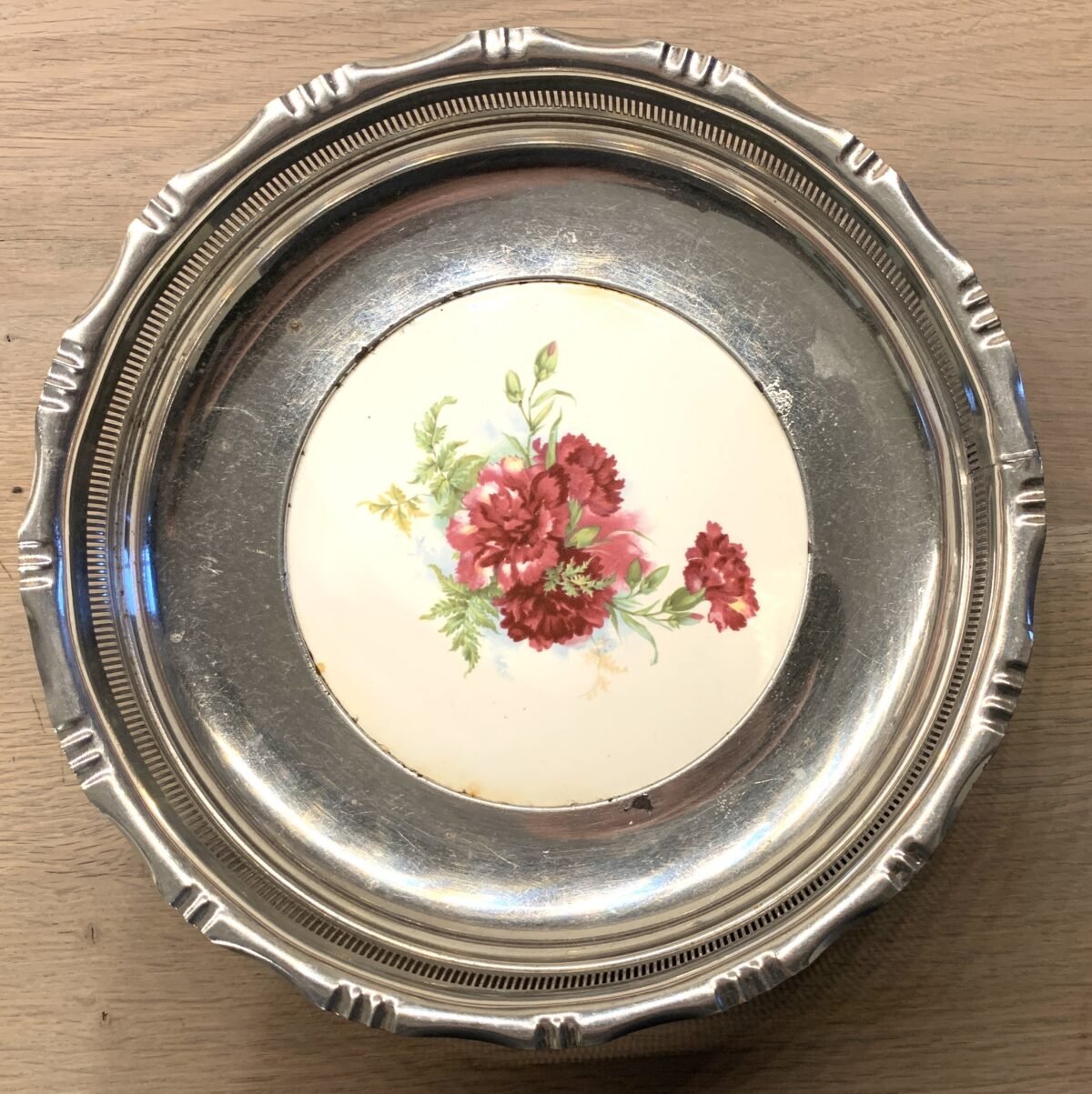 <p>Fruitschaaltje / Bonbonschaaltje met verchroomd metalen rand en aardewerk bodemdeel</p> - Brocante