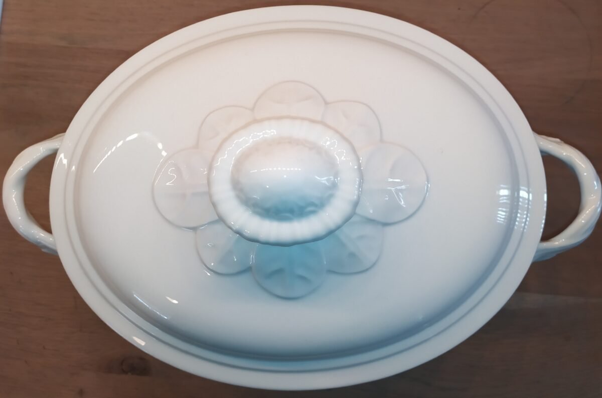 <p>Terrine ovaal - wit porselein - ongemerkt - gevlochten handgrepen en een mooie dekselgreep</p> - Onbekend