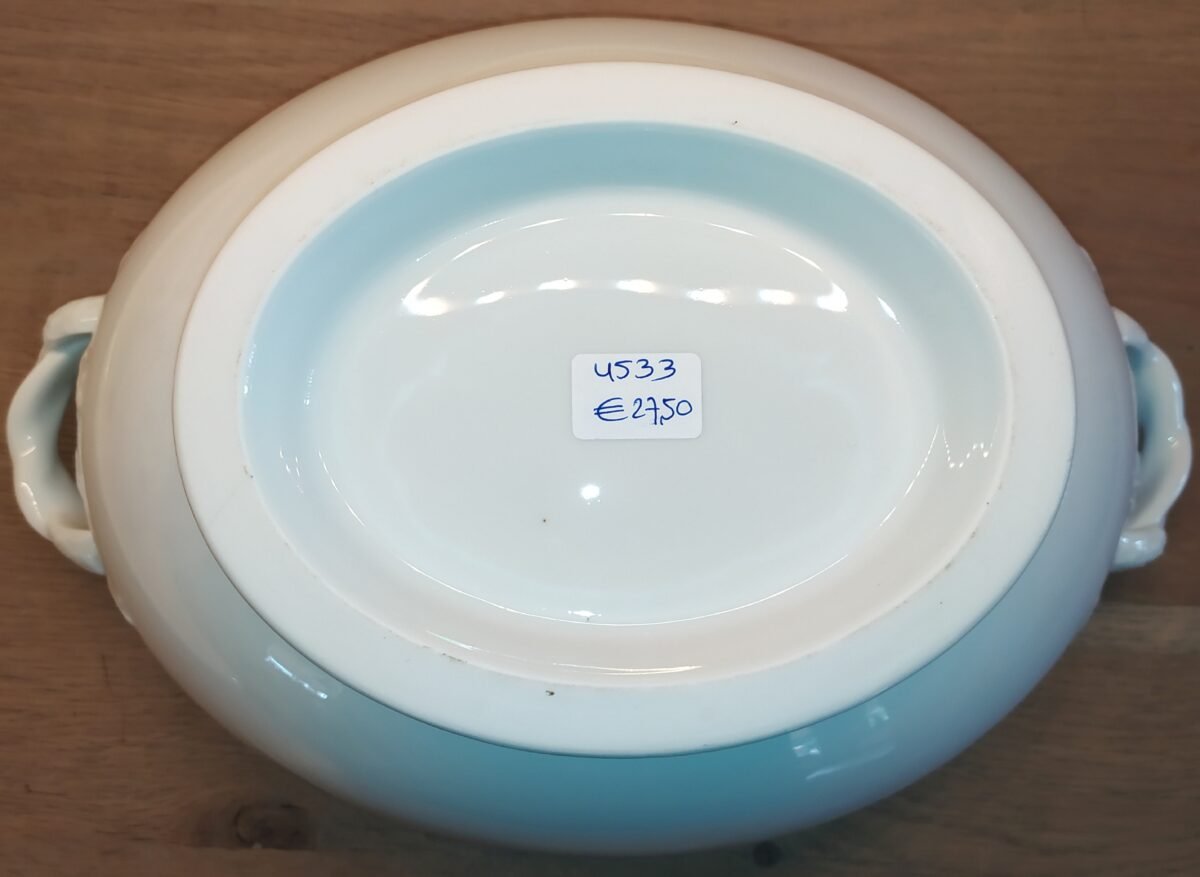 <p>Terrine ovaal - wit porselein - ongemerkt - gevlochten handgrepen en een mooie dekselgreep</p> - Onbekend