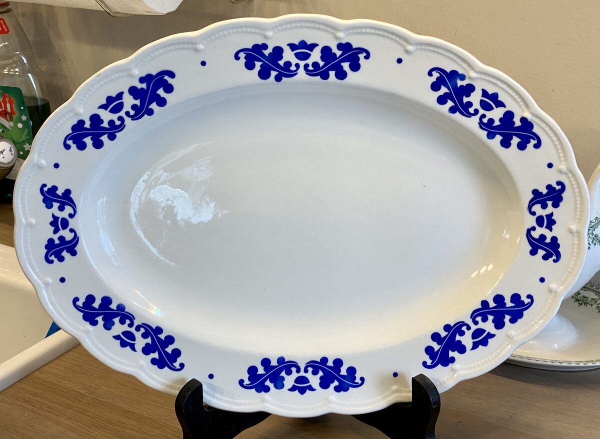 <p>Schaal - ovaal - Boch - vorm FESTIVAL - décor CORONATION blauw (EIKENBLAD)</p> - Boch