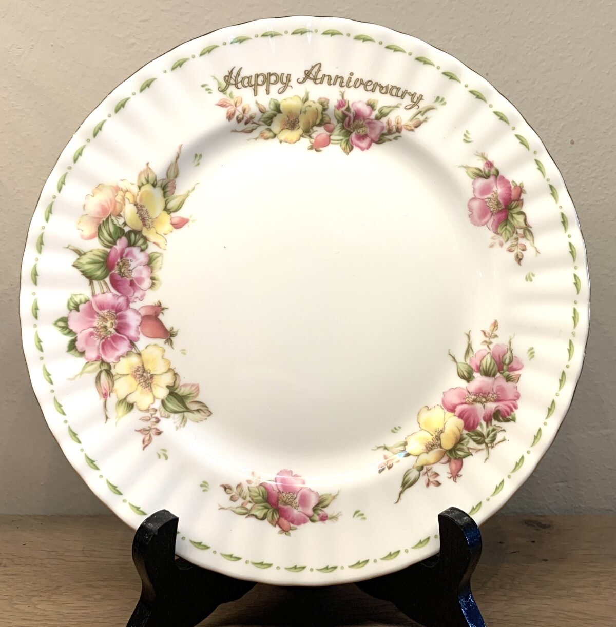 <p>Bordje - Royal Albert - "Happy Anniversary" - Flower of the Month series (1995)</p> - Overig Engeland