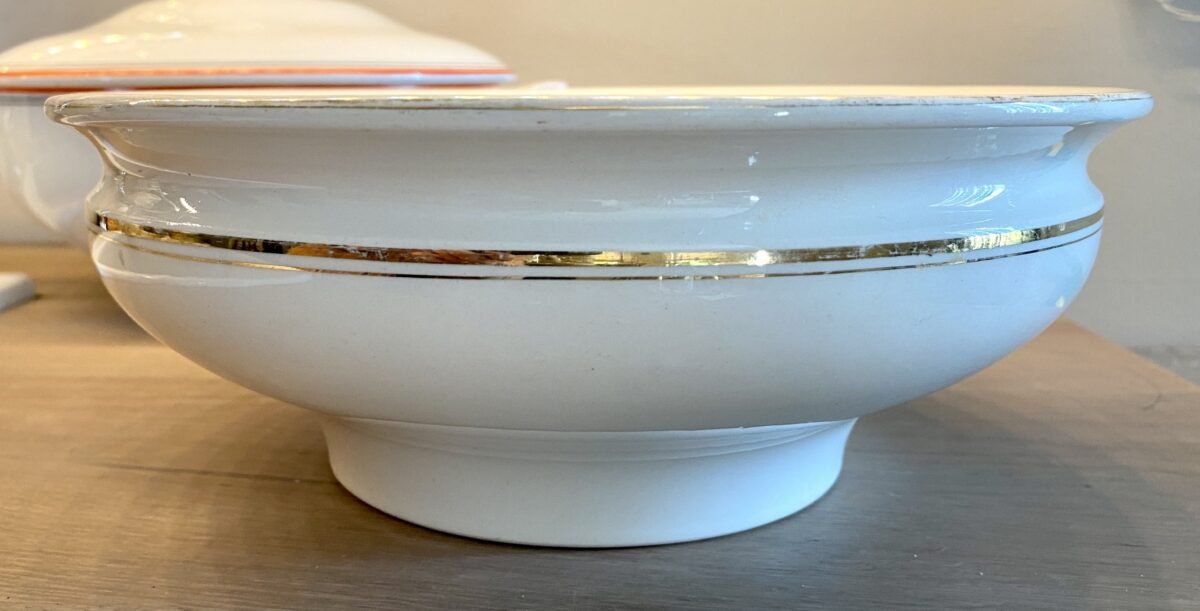 <p>Slaschaal - Boch - model met omgekrulde bovenrand - crèmewit met gouden biesjes</p> - Boch