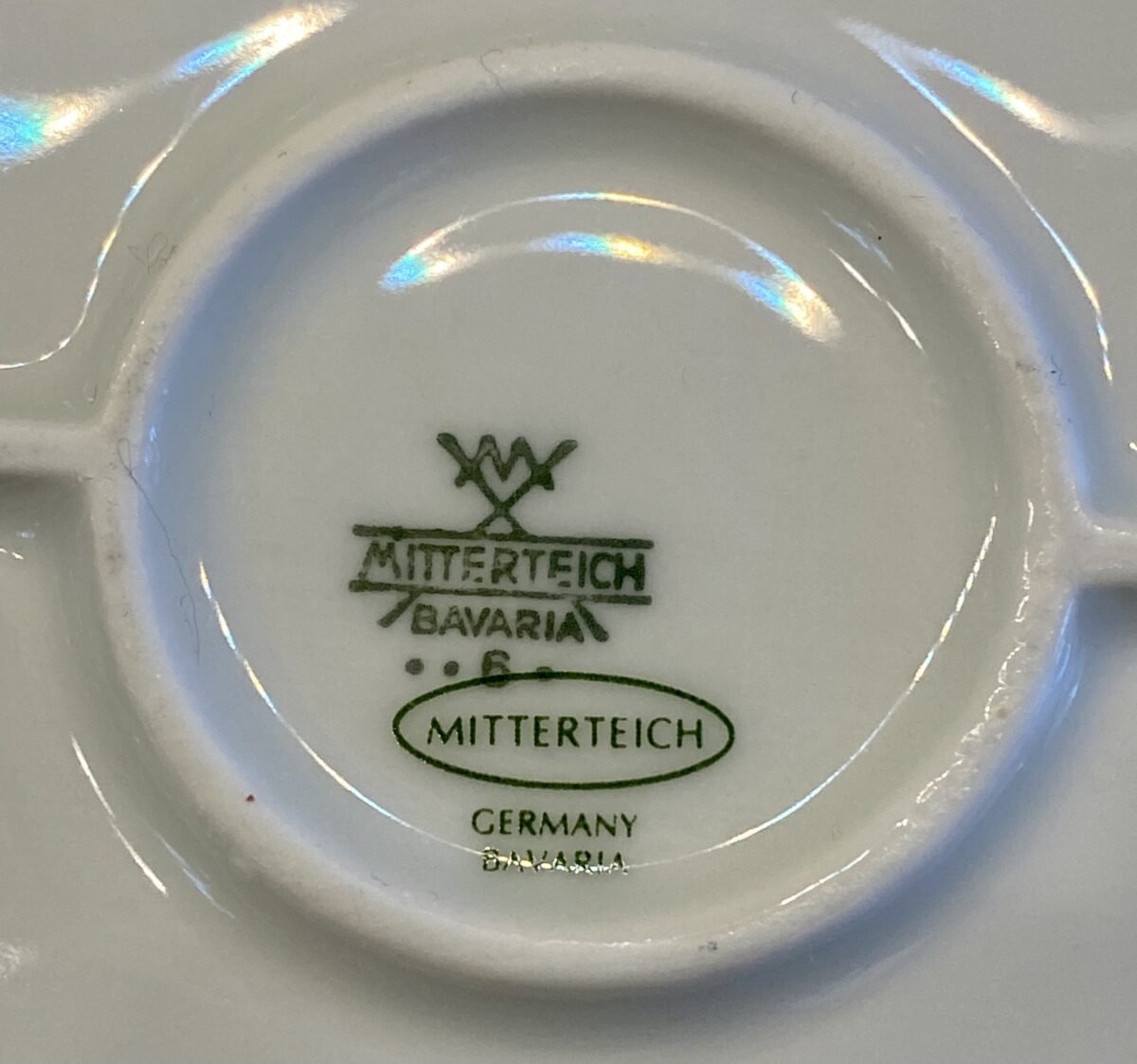 <p>Schaal rechthoekig - Mitterteich Bavaria - wit porselein met goudkleurige opdruk van (gestreepte) driehoekjes</p> - Overig Duitsland