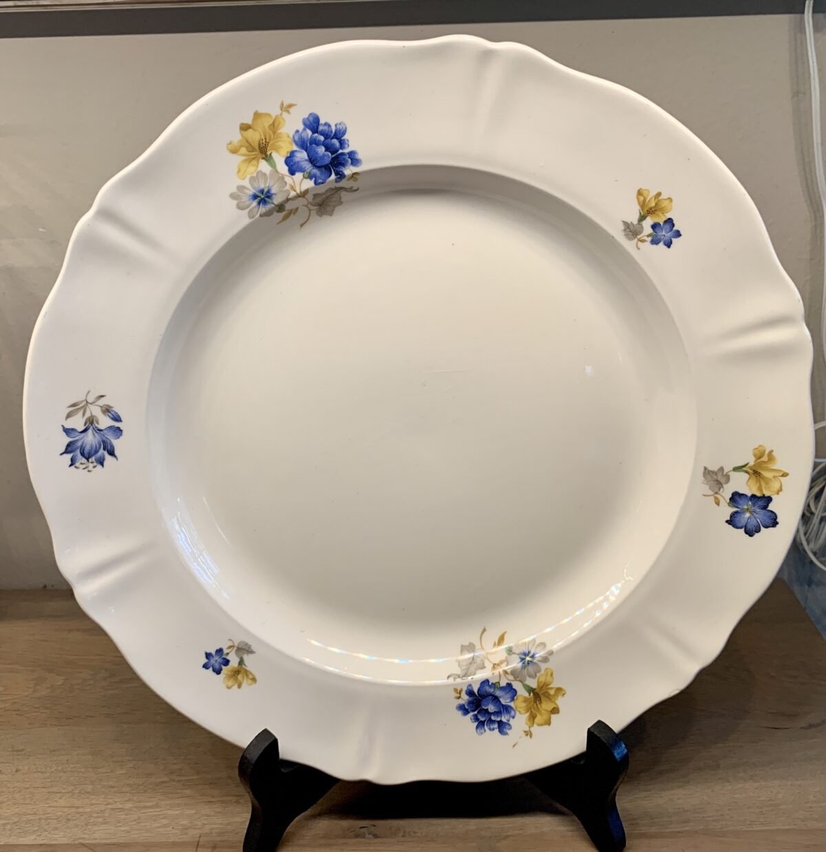 <p>Schaal - rond met golvende rand - Petrus Regout - gedateerd ca. 1966/67 - decor van blauwe en gele bloemen</p> - Petrus Regout