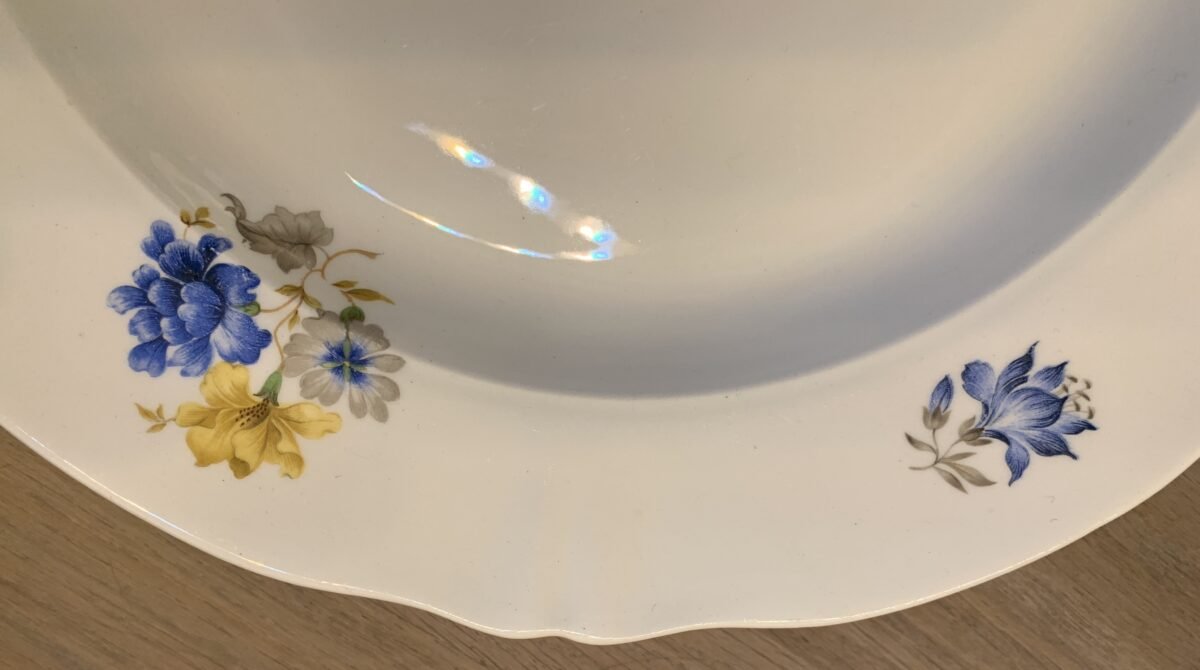 <p>Schaal - rond met golvende rand - Petrus Regout - gedateerd ca. 1966/67 - decor van blauwe en gele bloemen</p> - Petrus Regout
