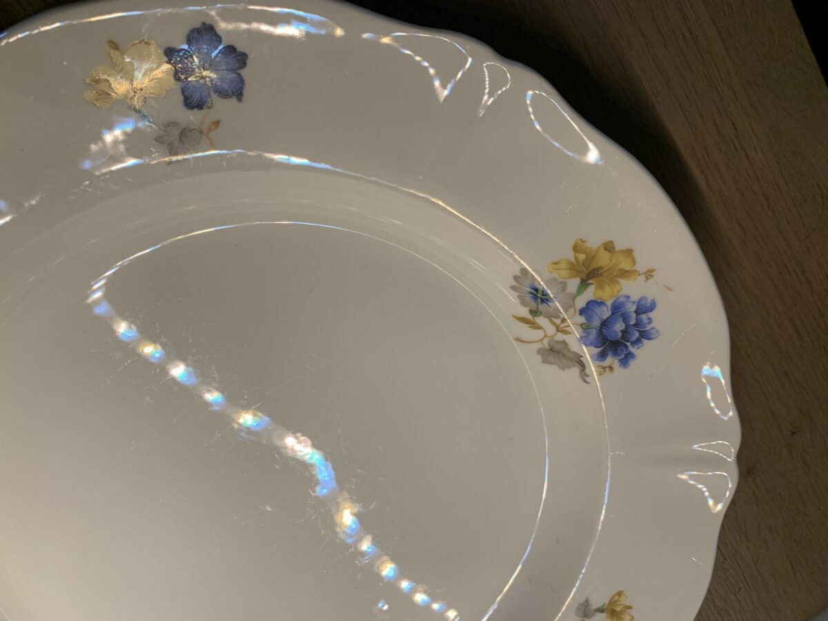 <p>Schaal - rond met golvende rand - Petrus Regout - gedateerd ca. 1966/67 - decor van blauwe en gele bloemen</p> - Petrus Regout