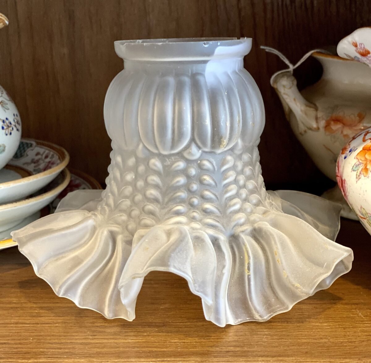 <p>Lampenkapje - melkglas - in de vorm van een zwierige rok</p> - Brocante