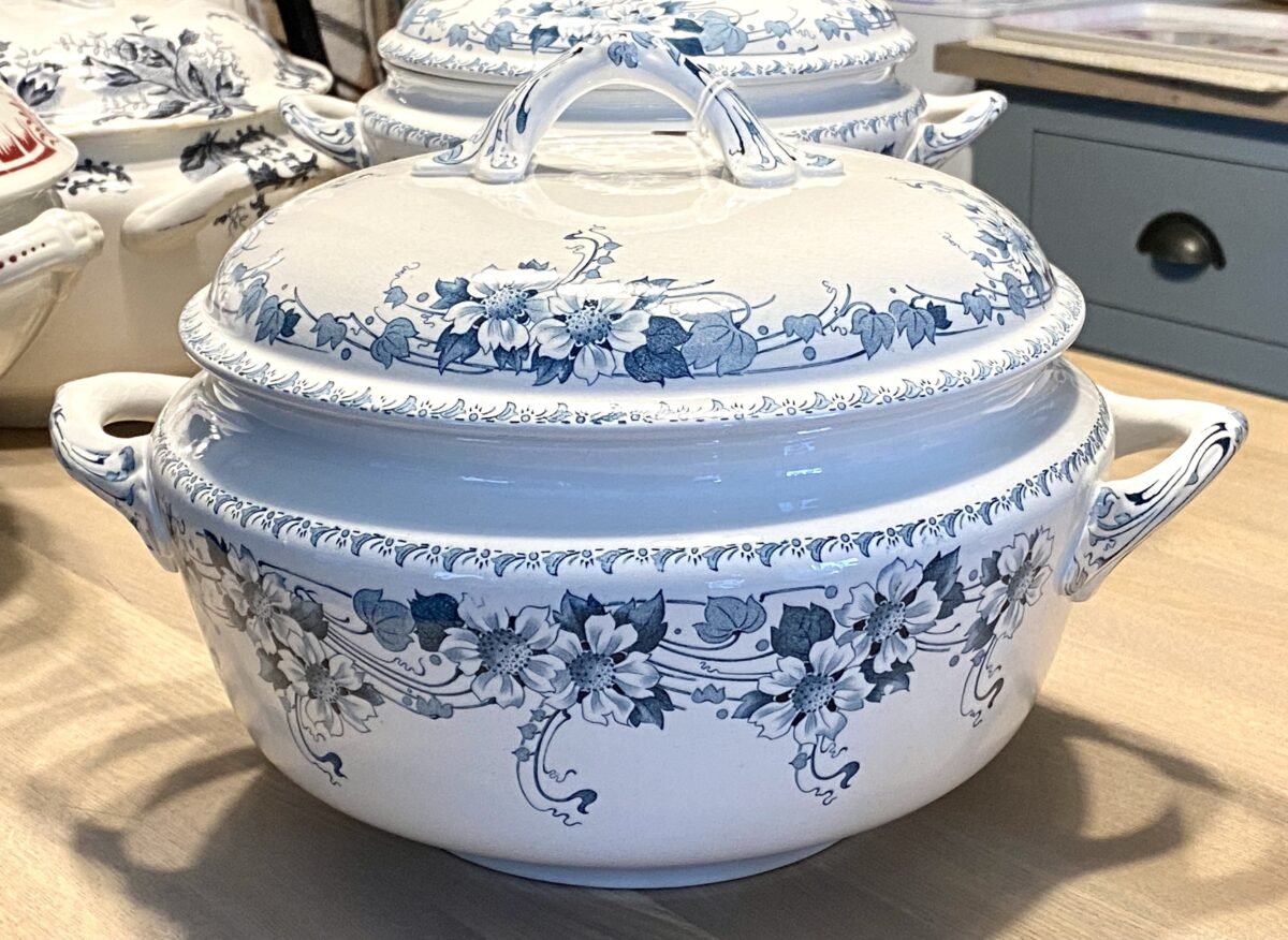 <p>Terrine - groot model - B.F.K. (Boch Frères Kéramis) - model LIMOGES - décor LUCIEN petrol</p> - Boch