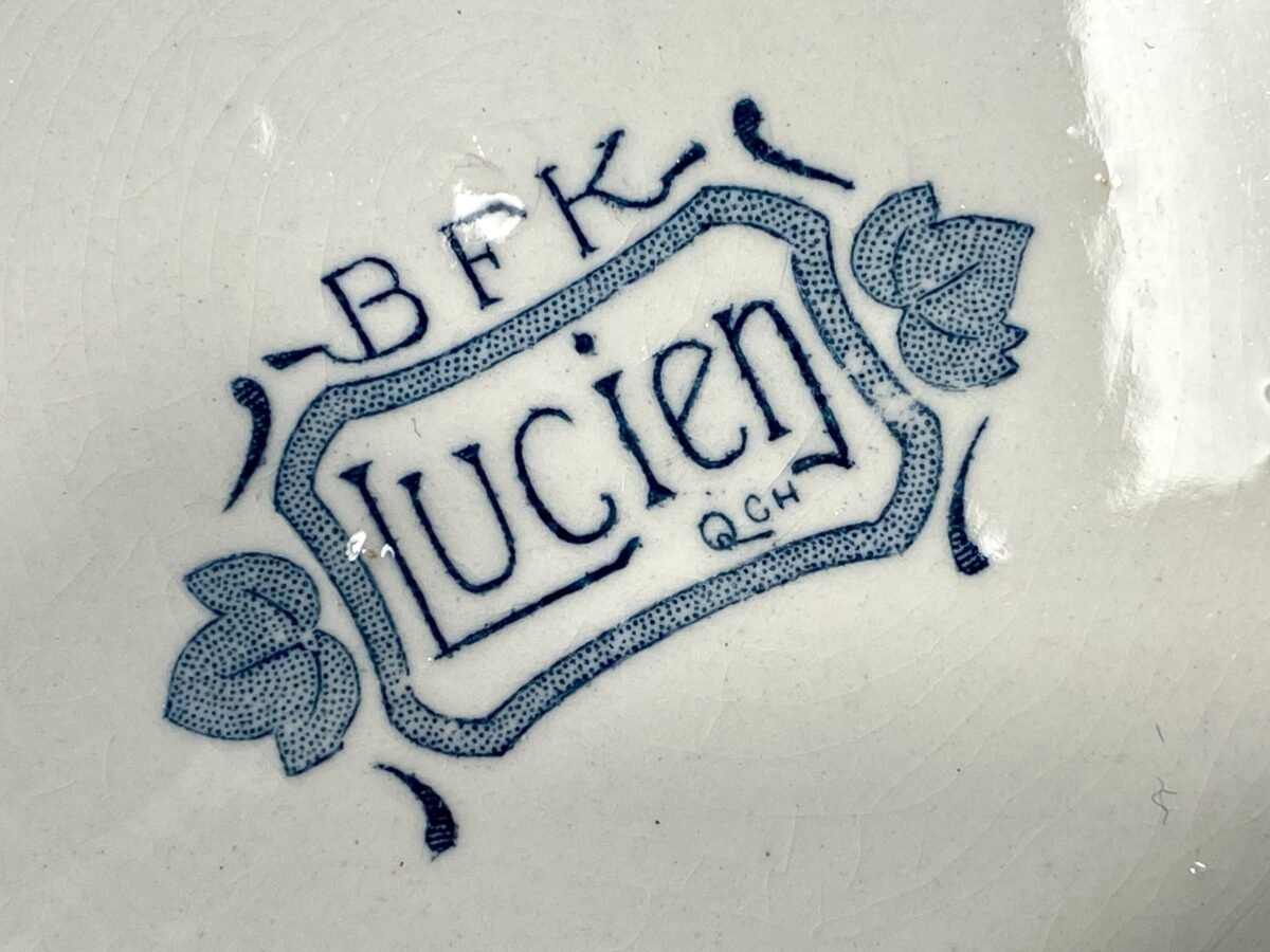 <p>Terrine - groot model - B.F.K. (Boch Frères Kéramis) - model LIMOGES - décor LUCIEN petrol</p> - Boch
