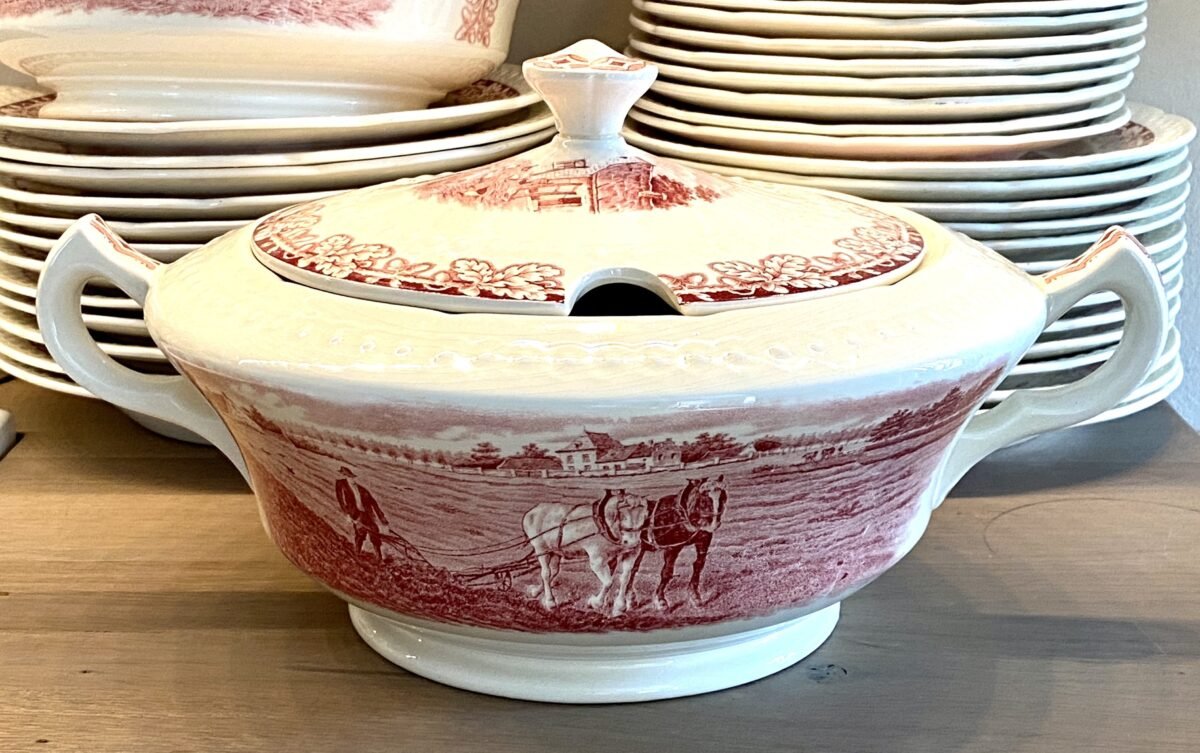 <p>Soepterrine - Société Céramique Maestricht - décor BOERENHOEVE ROOD</p> - Sociéte Céramique