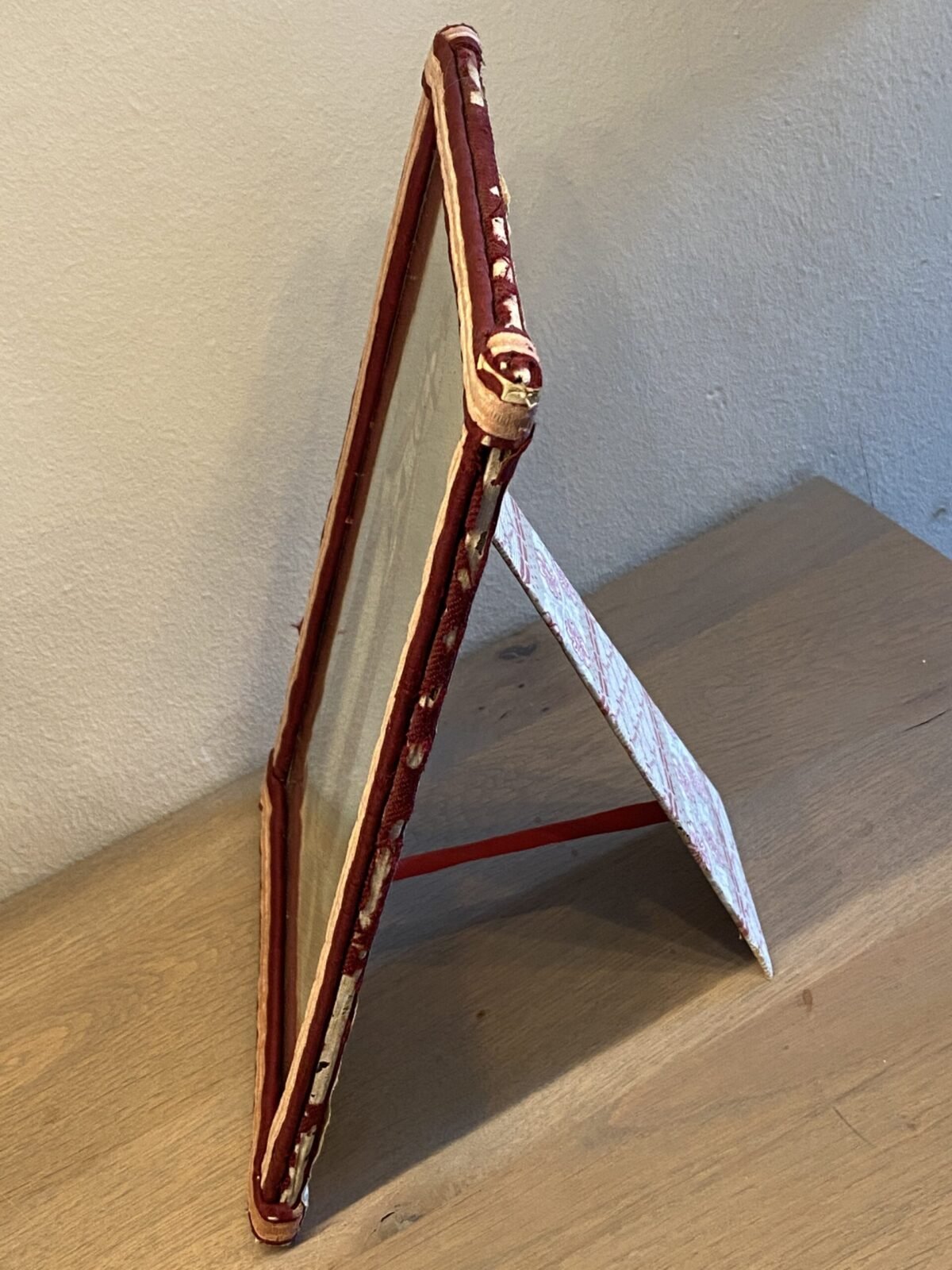 <p>Religieus plaatje in lijst (staand) - randen van rode en roze stof</p> - Brocante