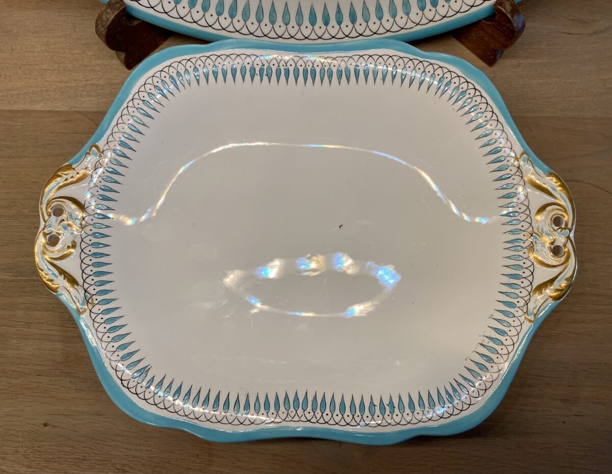 <p>Schaal op lage voet - Wedgwood - decor van azuurblauwe handgeschilderde blaadjesguirlande aan de rand</p> - Wedgwood