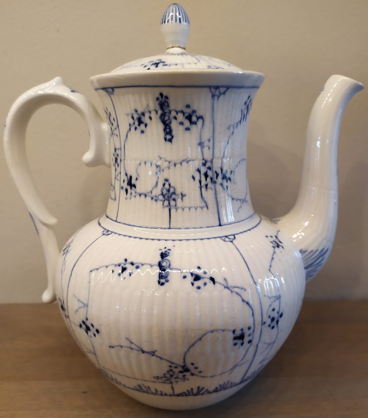 <p>Koffiepot - Societe Ceramique Maestricht - décor SAX/COPENHAGUE blauw</p> - Sociéte Céramique