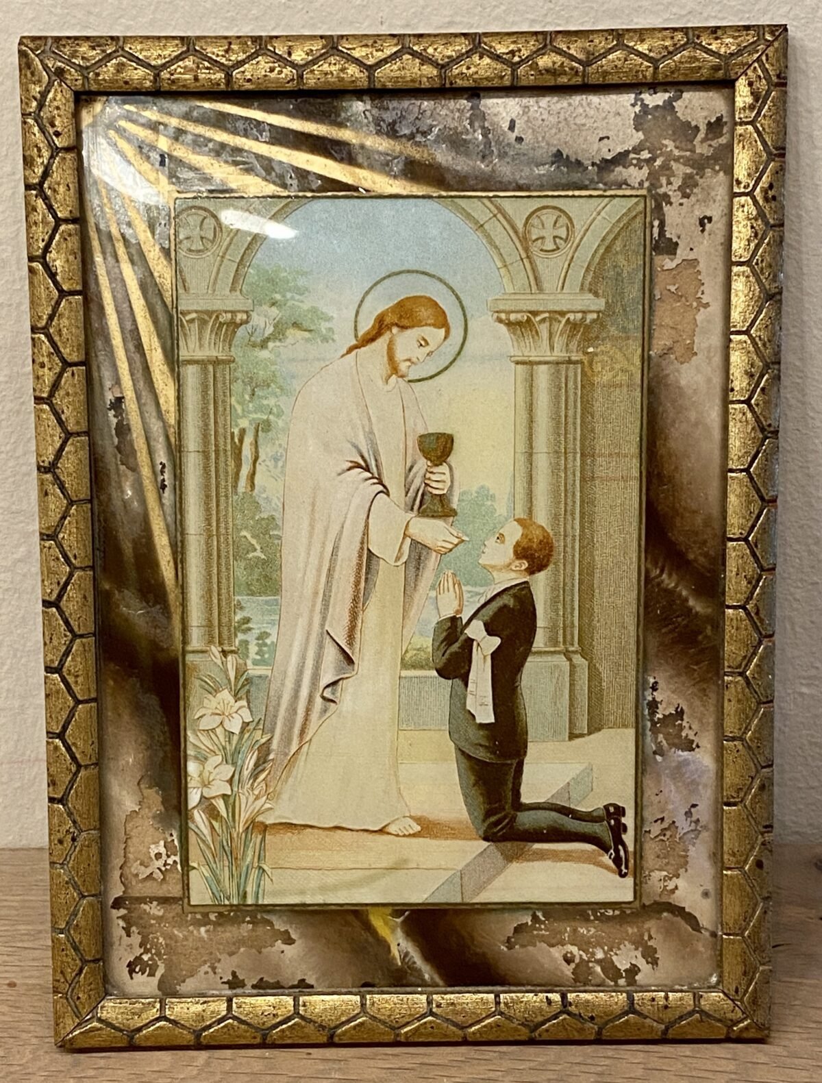 <p>Heilig prentje van Jezus en knielende jongeman - in goudkleurig lijstje</p> - Brocante