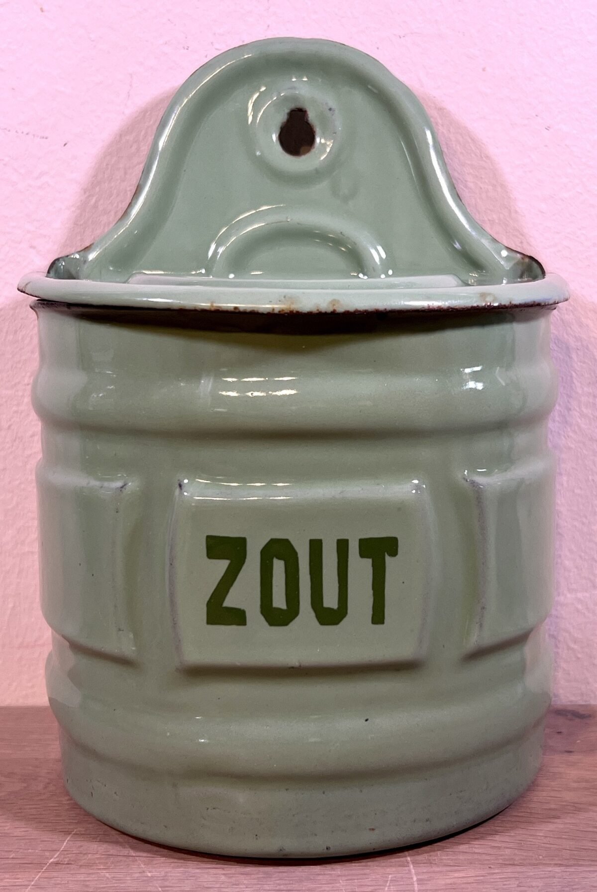 <p>Zoutpot - groen emaille - opschrift ZOUT in het Nederlands</p> - Brocante