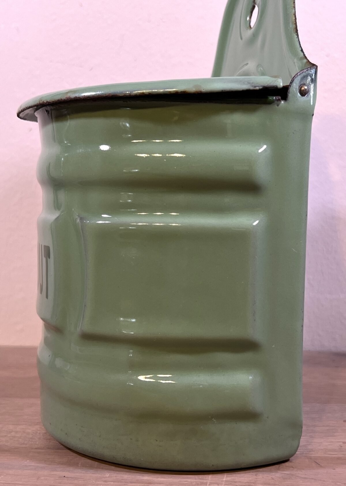 <p>Zoutpot - groen emaille - opschrift ZOUT in het Nederlands</p> - Brocante