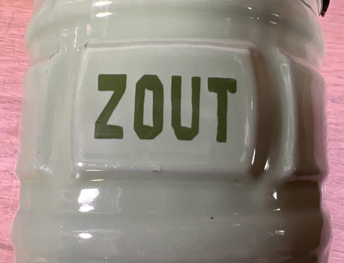 <p>Zoutpot - groen emaille - opschrift ZOUT in het Nederlands</p> - Brocante