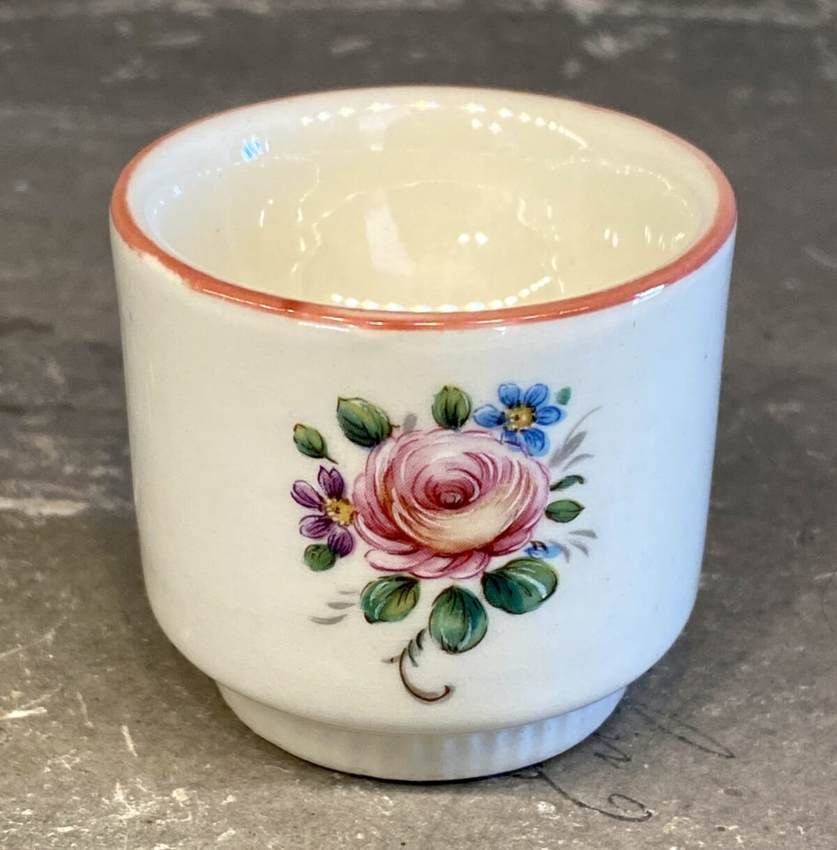 <p>Eierdopje - Goebel - Gro 205 - blindmerk 1963 of 1968 - met decor van een roosje</p> - Overig Duitsland