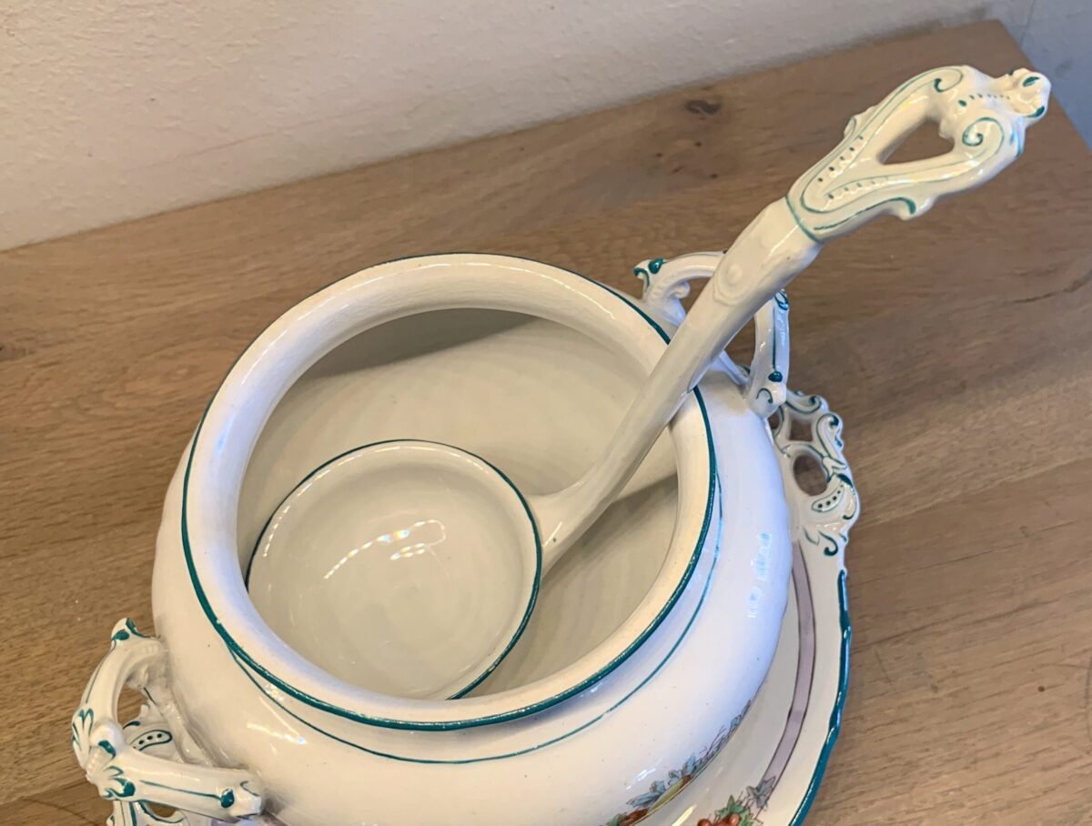 <p>Sauslepel - ongemerkt - décor groen met (lijkt op) fruit</p> - Onbekend