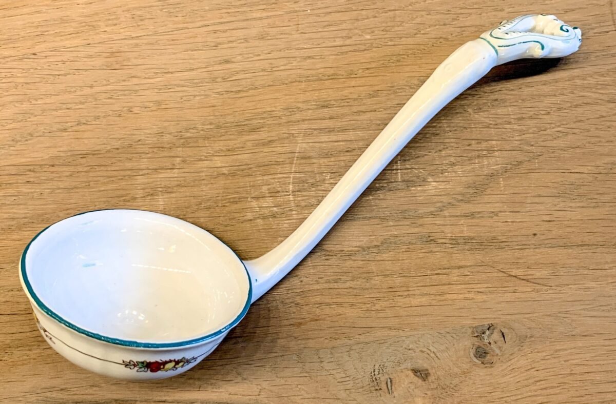 <p>Sauslepel - ongemerkt - décor groen met (lijkt op) fruit</p> - Onbekend