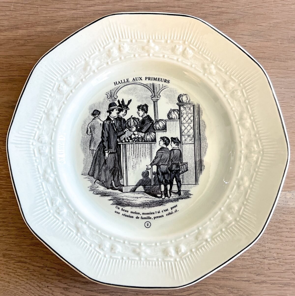 <p>Dessertbord / Decoratief bord met Franstalig opschrift - ongemerkt maar zeer waarschijnlijk Boch - serie van 6 - nummer 2</p> - Onbekend