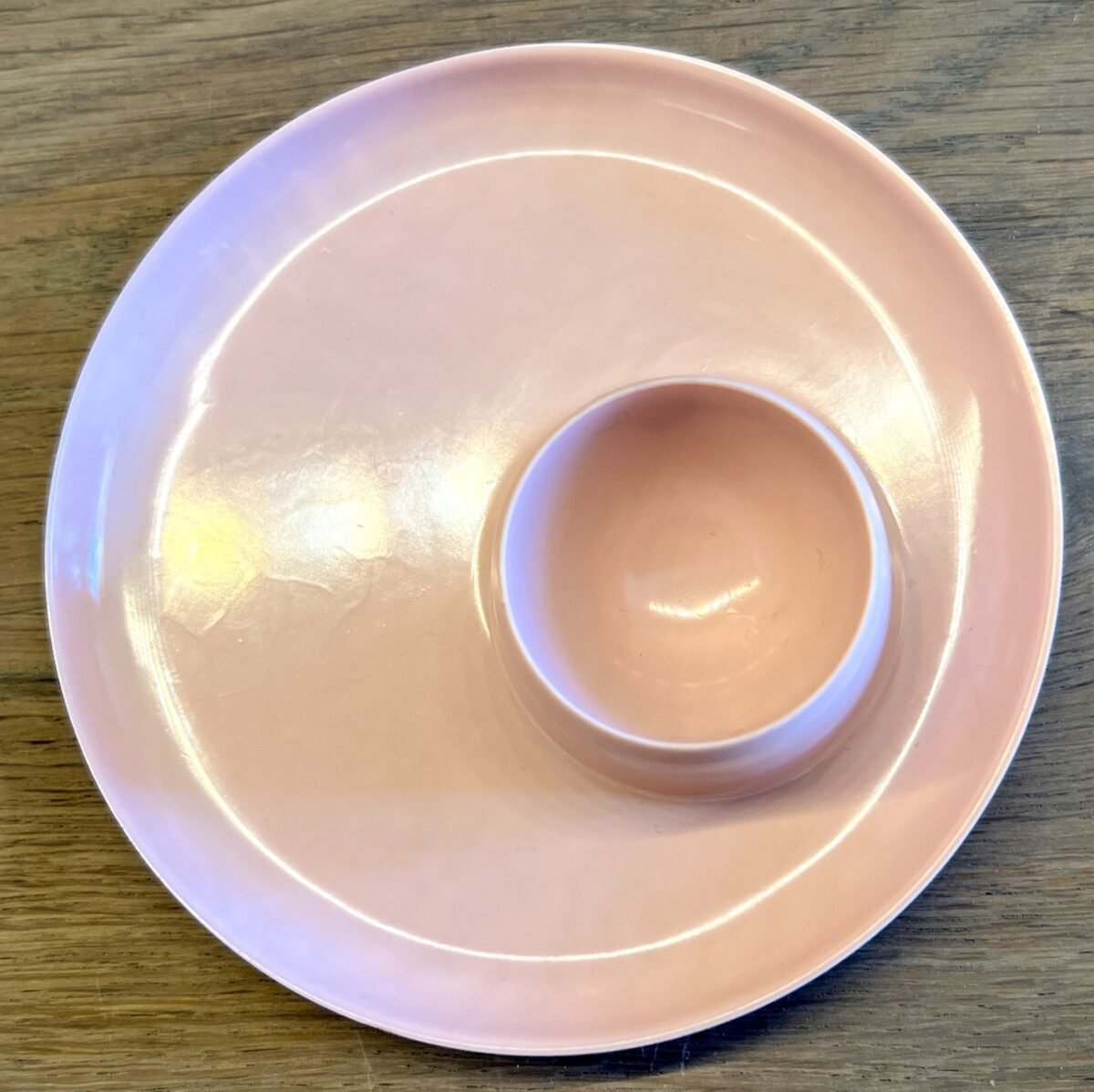 Eierdop op een klein plateautje - kunsstof - Elysee Melamine in pastelroze kleur - Brocante