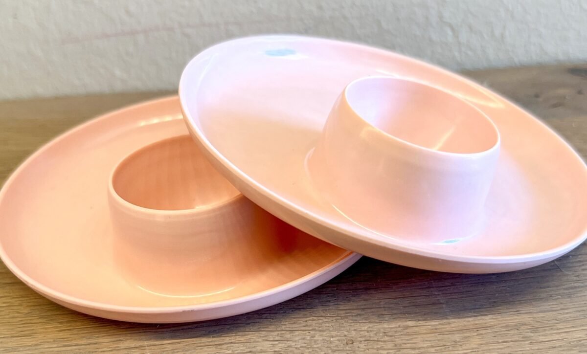 Eierdop op een klein plateautje - kunsstof - Elysee Melamine in pastelroze kleur - Brocante