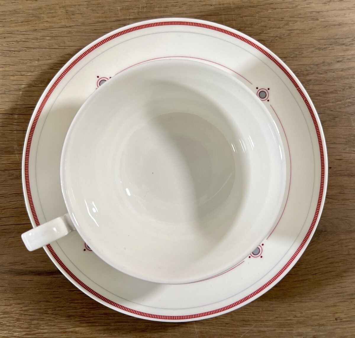 <p>Kop en schotel - waarschijnlijk voor thee - Villeroy & Boch - porselein servies gemaakt tussen 1980 en 2005 - décor ARAGON in gestileerd rood/roze</p> - Villeroy & Boch