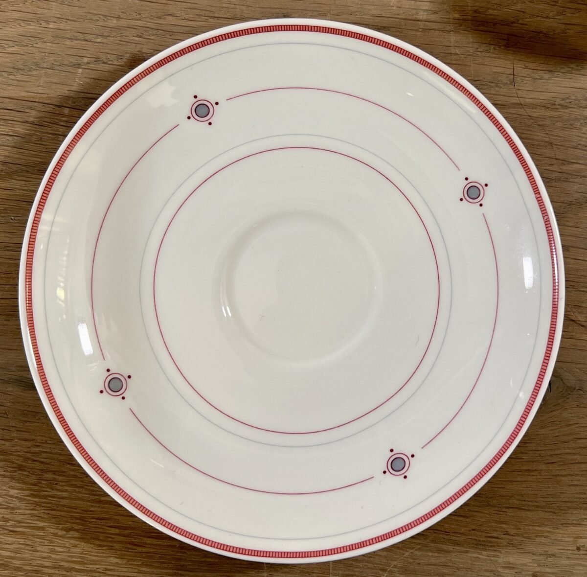 <p>Kop en schotel - waarschijnlijk voor thee - Villeroy & Boch - porselein servies gemaakt tussen 1980 en 2005 - décor ARAGON in gestileerd rood/roze</p> - Villeroy & Boch