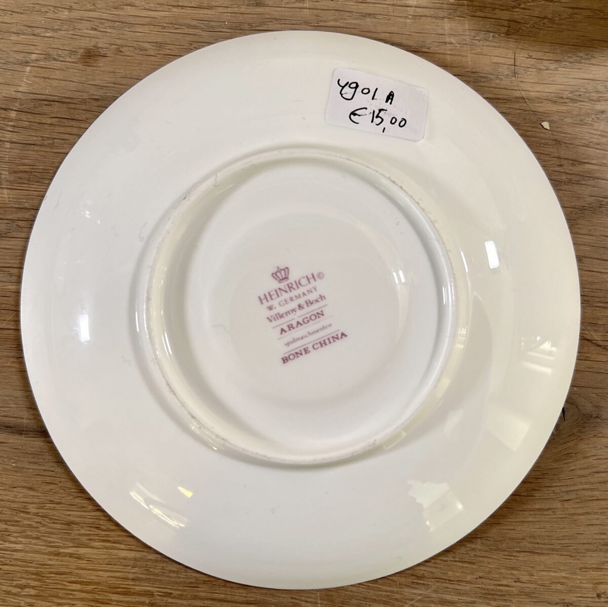 <p>Kop en schotel - waarschijnlijk voor thee - Villeroy & Boch - porselein servies gemaakt tussen 1980 en 2005 - décor ARAGON in gestileerd rood/roze</p> - Villeroy & Boch