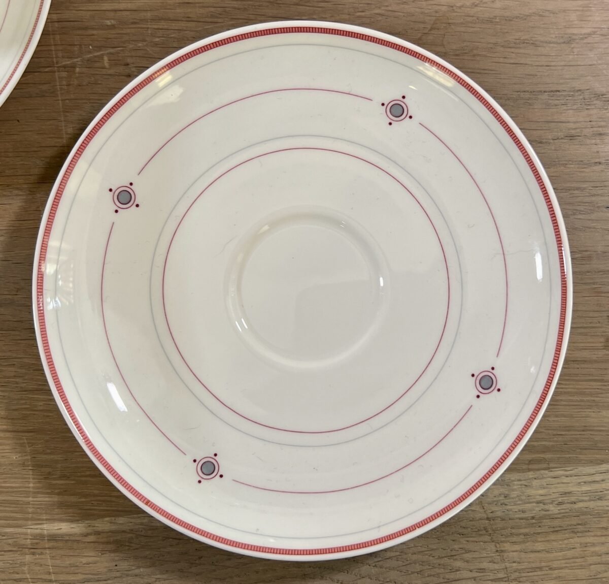 <p>Kop en schotel - waarschijnlijk voor thee - Villeroy & Boch - porselein servies gemaakt tussen 1980 en 2005 - décor ARAGON in gestileerd rood/roze</p> - Villeroy & Boch