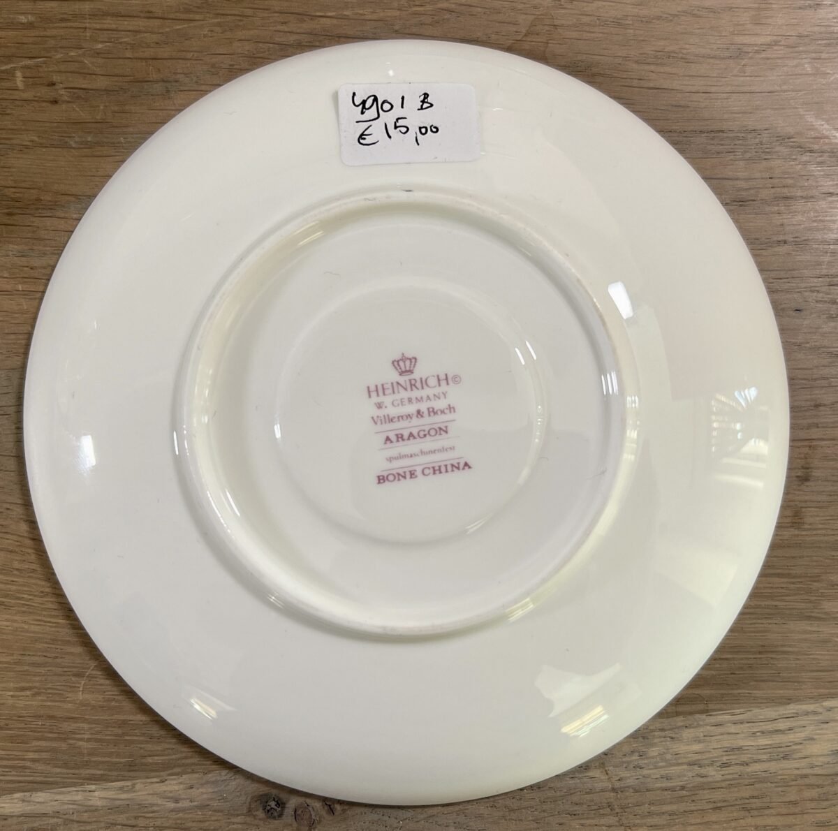 <p>Kop en schotel - waarschijnlijk voor thee - Villeroy & Boch - porselein servies gemaakt tussen 1980 en 2005 - décor ARAGON in gestileerd rood/roze</p> - Villeroy & Boch