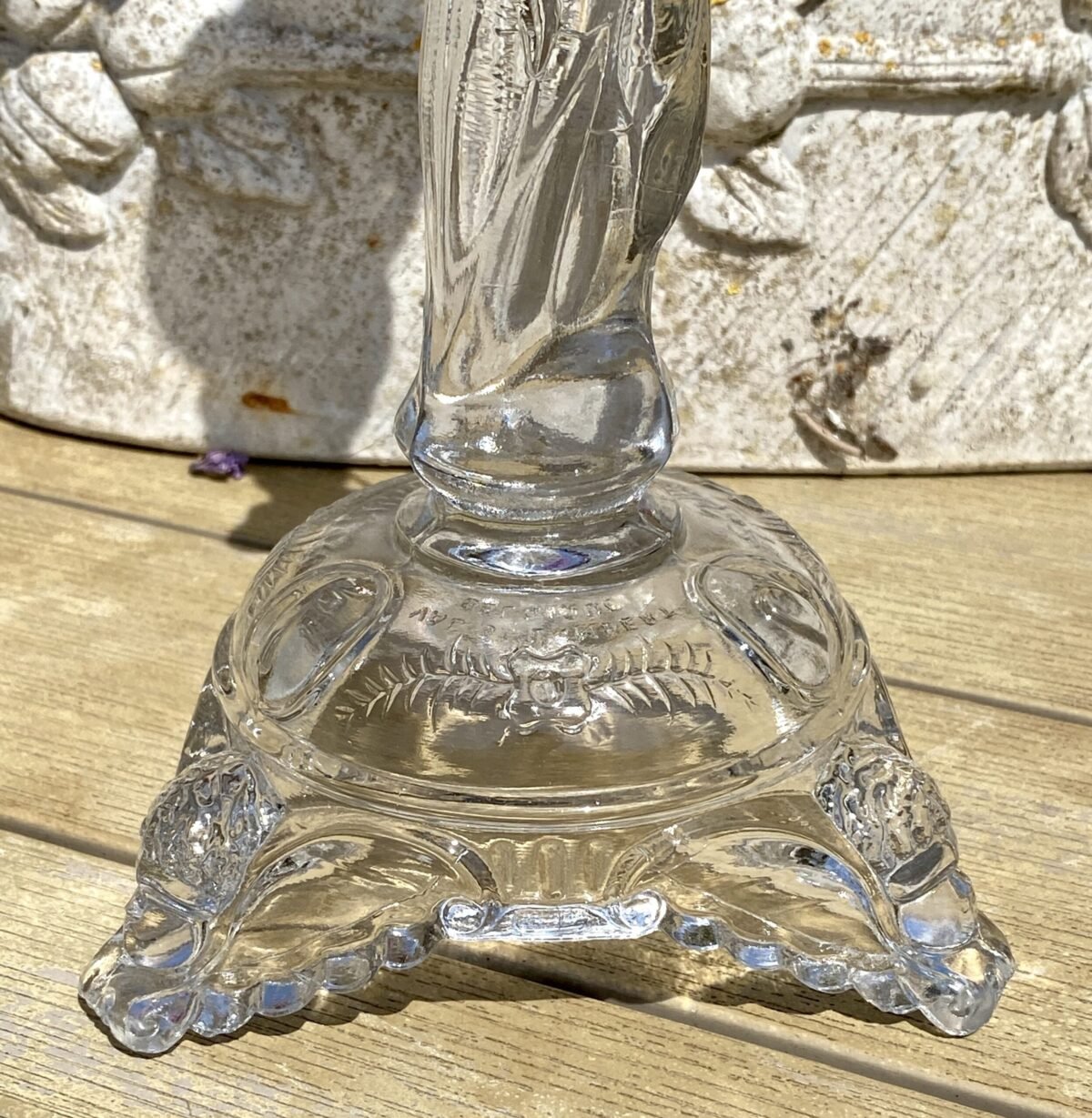 <p>Kandelaar - glas - Val Saint Lambert (Val St. Lambert) gemerkt in voet - Heilig Hart</p> - Brocante