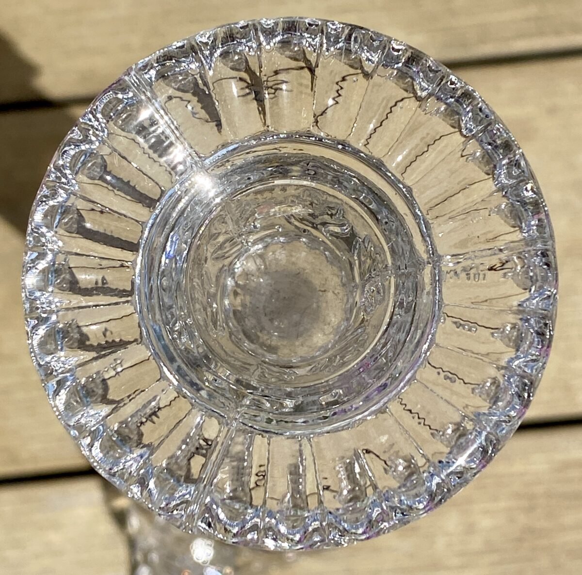 <p>Kandelaar - glas - Val Saint Lambert (Val St. Lambert) gemerkt in voet - Heilig Hart</p> - Brocante