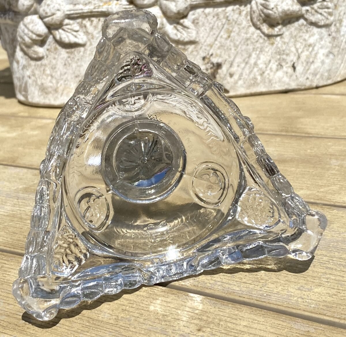 <p>Kandelaar - glas - Val Saint Lambert (Val St. Lambert) gemerkt in voet - Heilig Hart</p> - Brocante