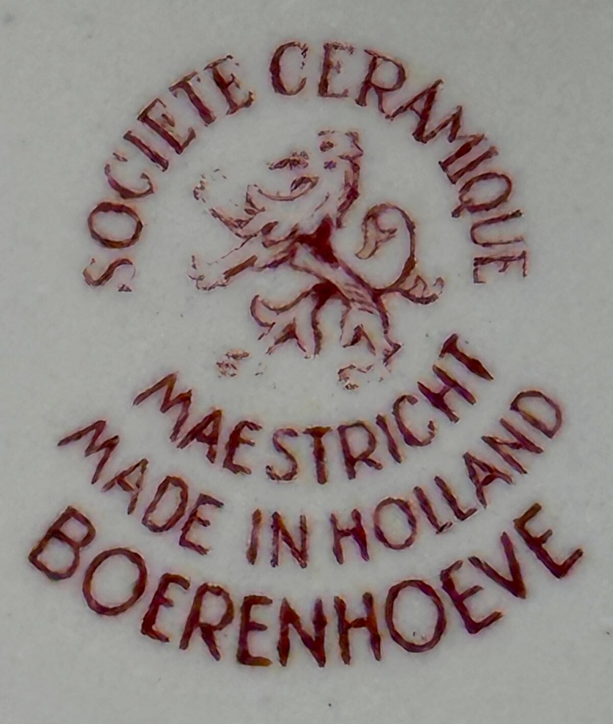 <p>Diep bord / Soepbord / Pastabord - Societe Ceramique Maestricht - décor BOERENHOEVE uitgevoerd in rood</p> - Sociéte Céramique